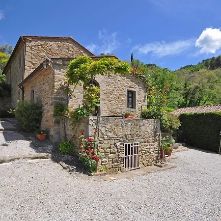 Sleeps 4 Pool Apartment *